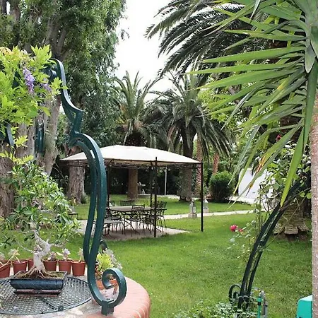 Domaine Saint Nicolas לינה וארוחת בוקר פרפיניין
