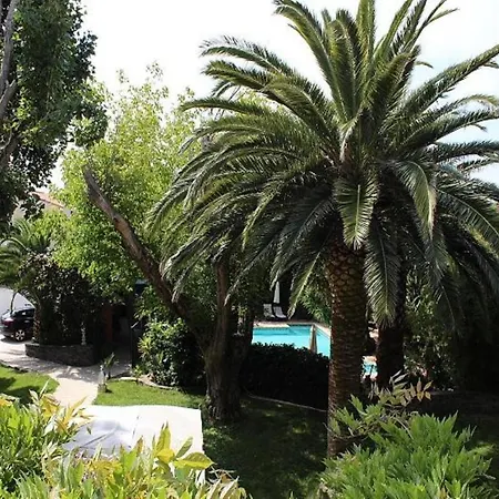 Domaine Saint Nicolas לינה וארוחת בוקר פרפיניין