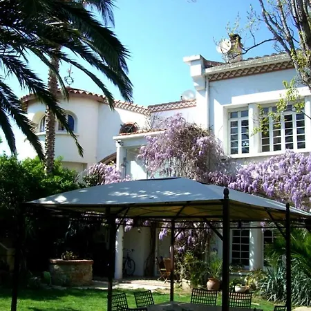 לינה וארוחת בוקר Domaine Saint Nicolas *